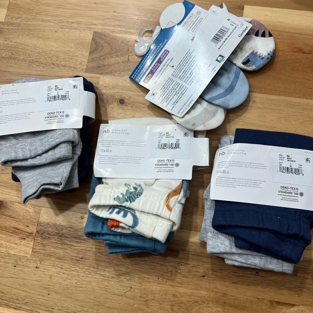 NWT Baby Bundle NB 0-3 Months Carter’s Gerber Pants Onesies Mittens - Picture 5 of 10